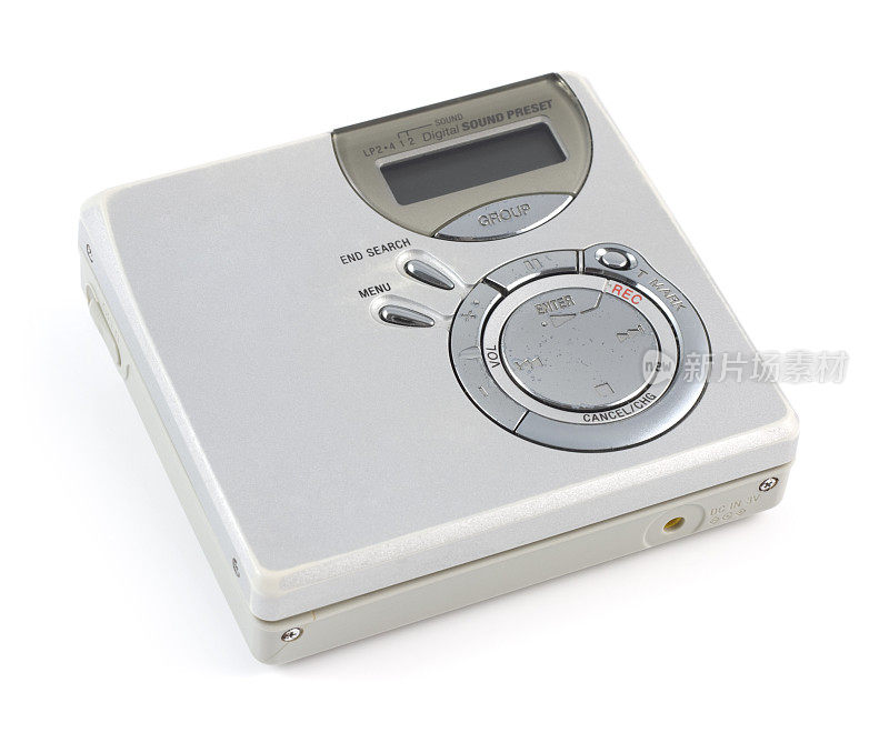 白色背景上的老式MiniDisc播放器音频设备