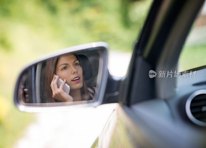 漂亮的女司机在打电话