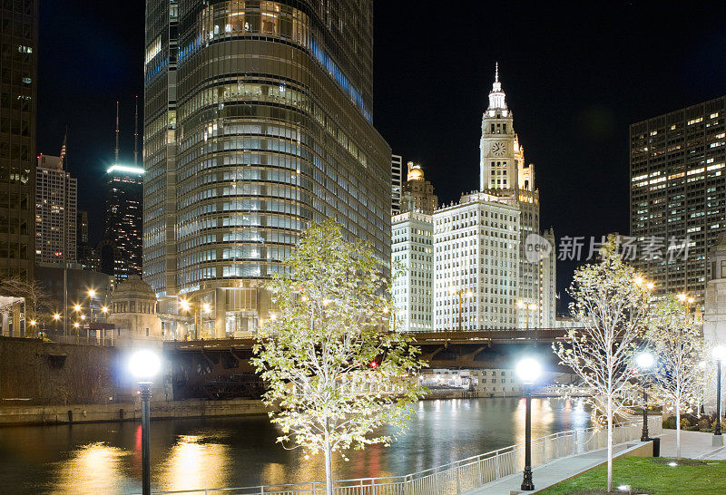 芝加哥河和瑞格利大厦之夜