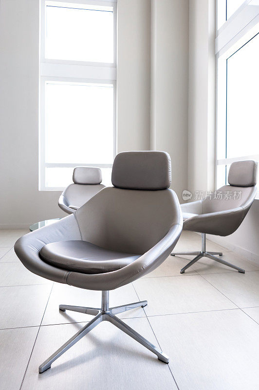 展示室内的现代设计师椅子