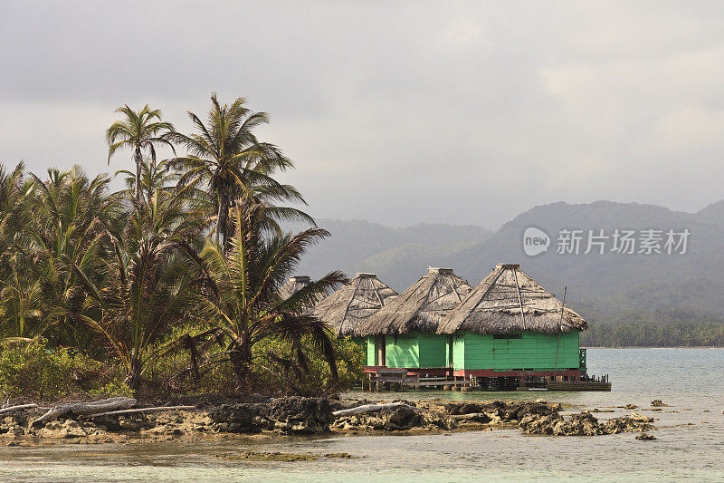 巴拿马:圣布拉斯群岛东部的水上度假小屋
