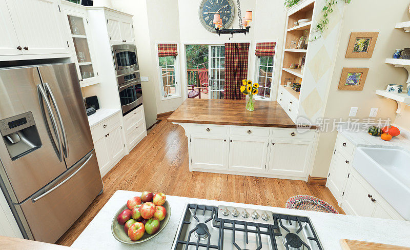 新装修的厨房与当代经典设计