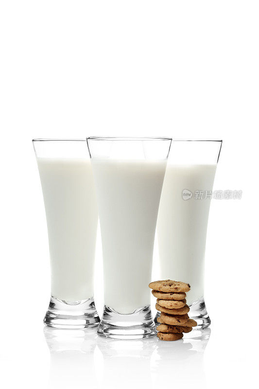 一杯牛奶和饼干