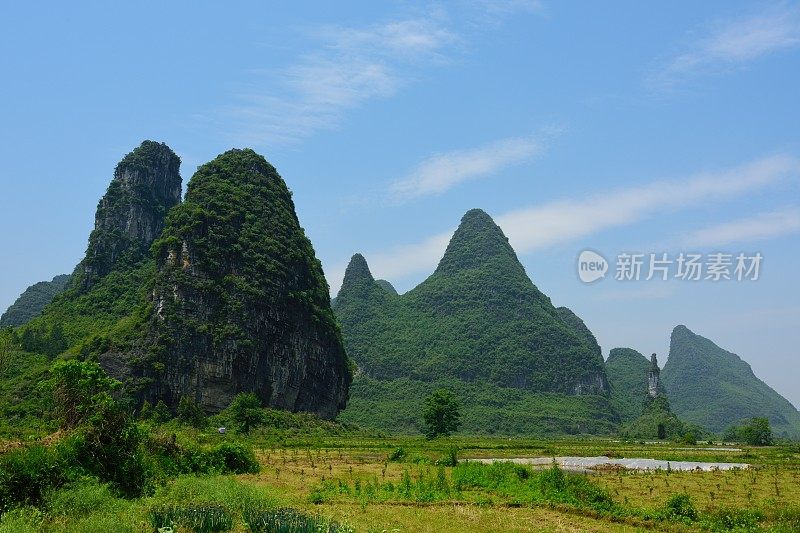 喀斯特山峰在蓝天05