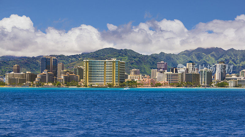 火奴鲁鲁瓦胡岛，夏威夷，怀基基海滩地区，天际线与山。