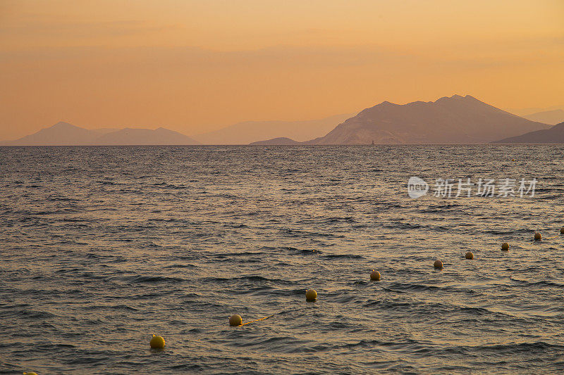 在海上日落