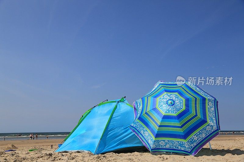 夏天的海滩上――蓝色的阳伞