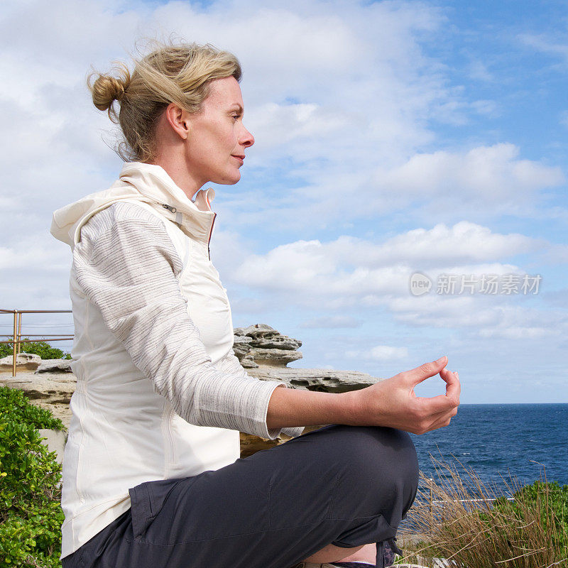 在海边沉思的女士