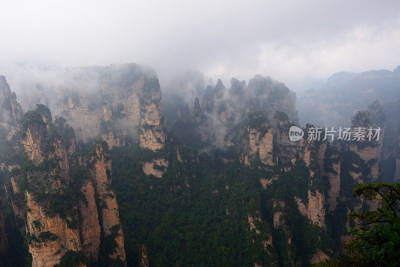 雨中的奇峰