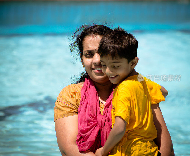 快乐的年轻印度母亲和儿子