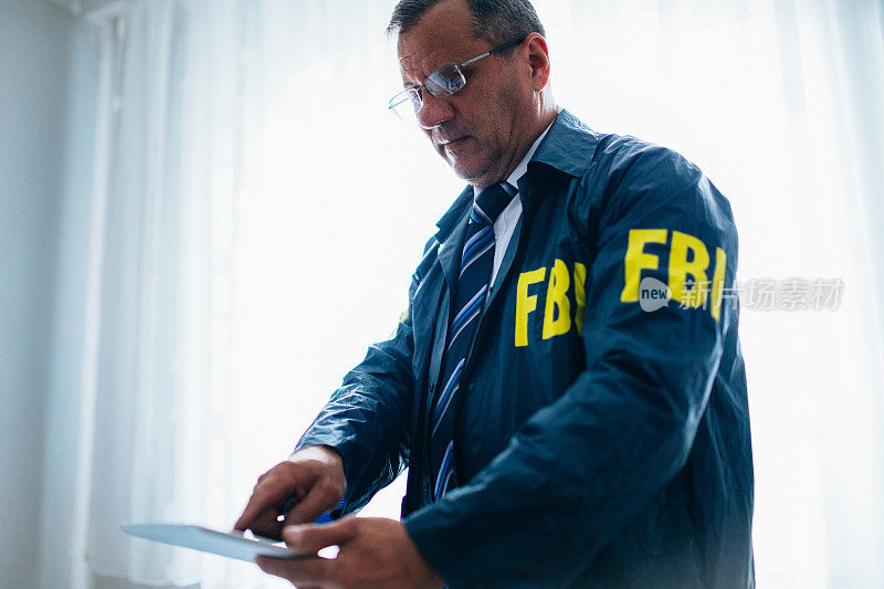 FBI特工在用平板电脑