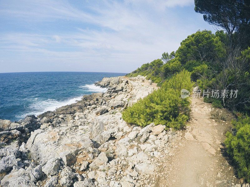 蔚蓝的天空映衬着美丽的地中海岩石海滩