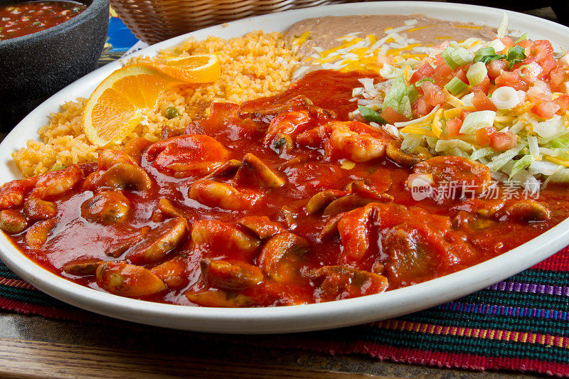 墨西哥菜，虾和蘑菇
