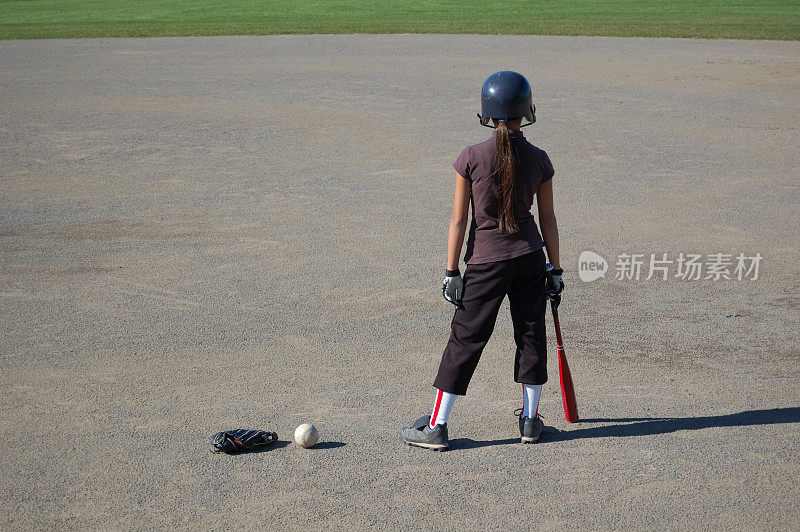 棒球女孩在等比赛