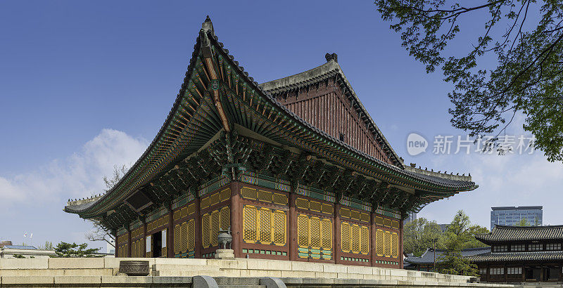 韩国汉城华丽的宝塔亭传统建筑德雄宫全景