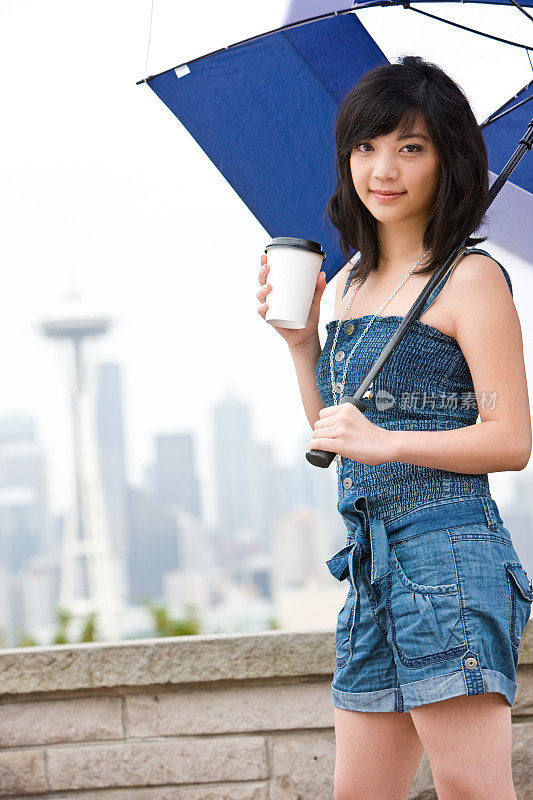 西雅图的学生站在伞下