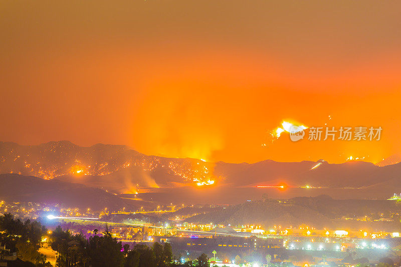 圣塔克拉利塔大火的夜间曝光照片