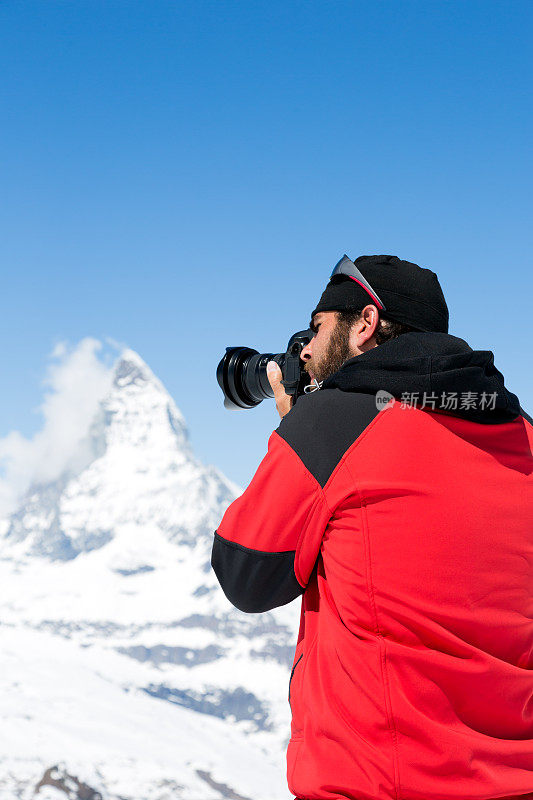 摄影师在瑞士马特洪峰拍摄。