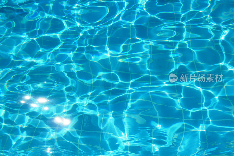 阳光反射在泳池的水面上。