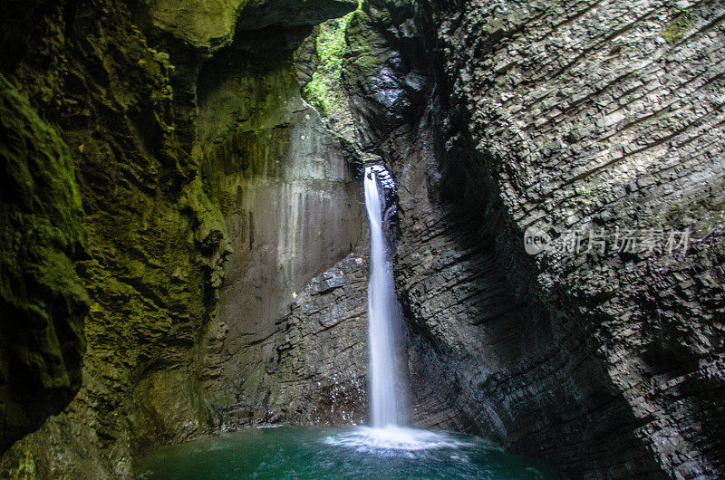 斯洛文尼亚Kobarid附近的Kozjak瀑布。
