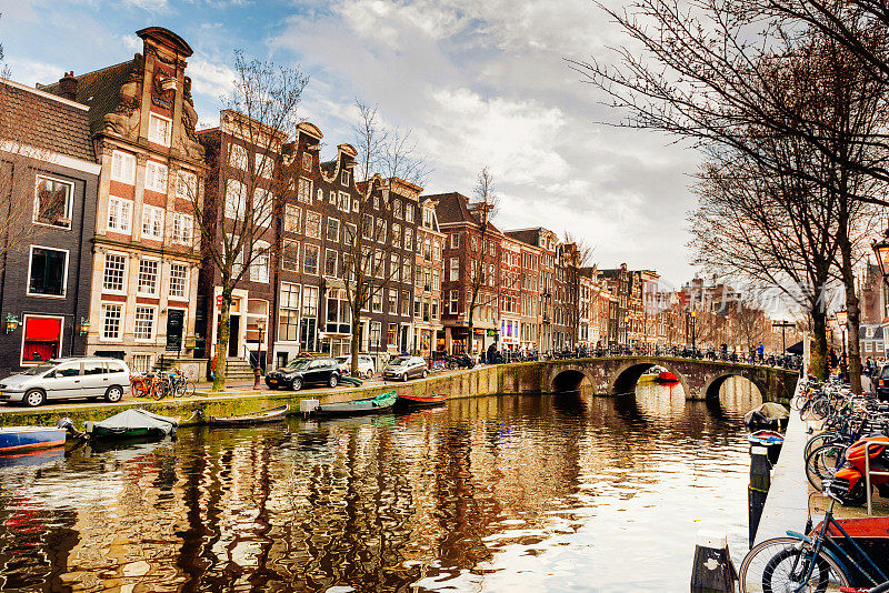 阿姆斯特丹，一座拥有运河、派对和美丽建筑的城市
