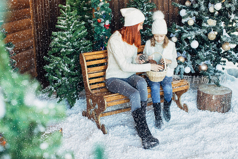 妈妈和她的女儿在玩雪