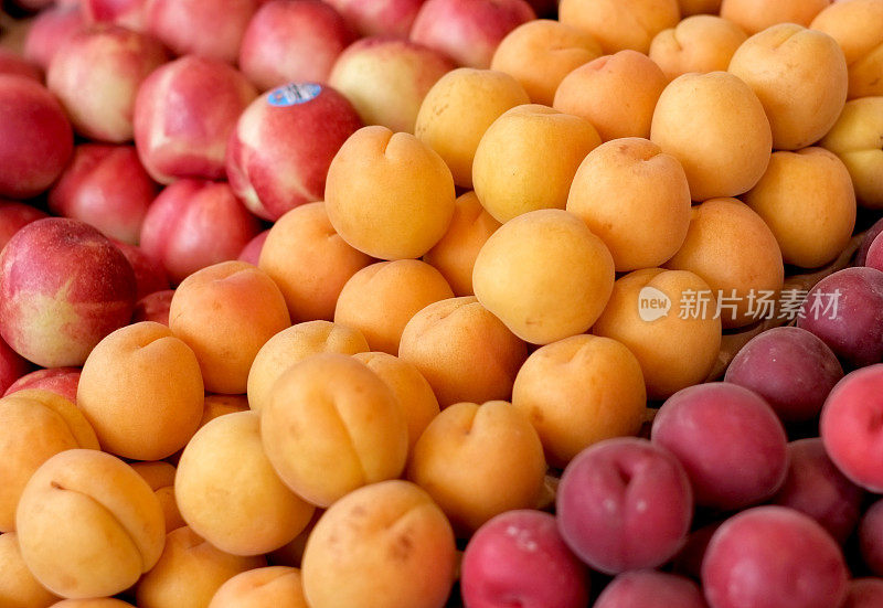 户外市场上出售的桃子、杏子和李子