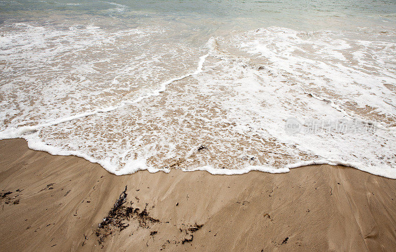 柔软的蓝色海浪在沙滩上