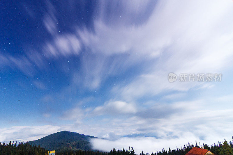 喀尔巴阡山脉。美丽的山景。大自然在山中。美丽的云。