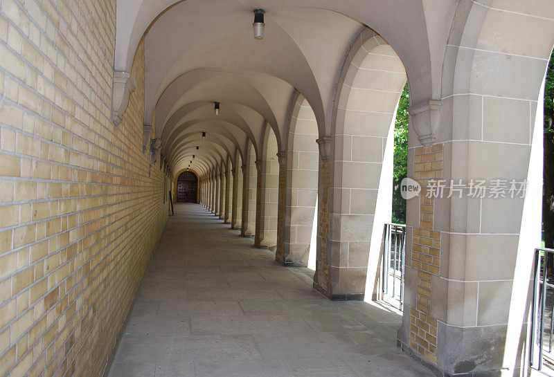 多伦多大学的隧道和拱门
