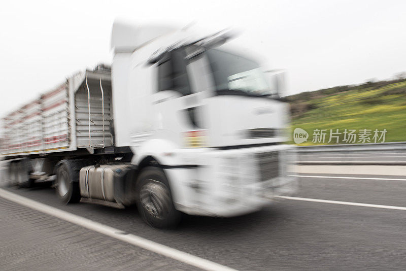 卡车在高速公路上