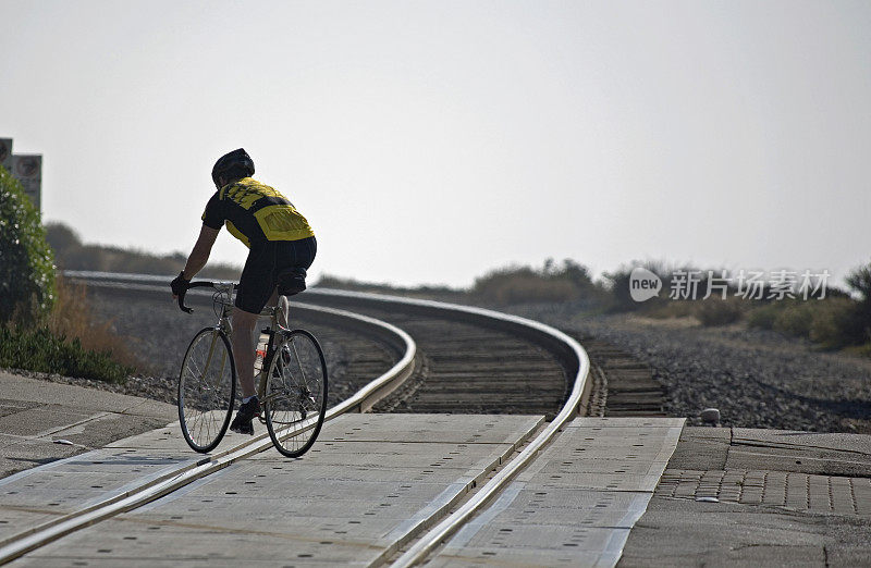 骑自行车穿越铁轨