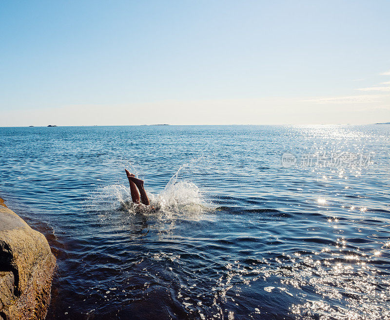女子跳水，双腿和水花，Vestfold挪威