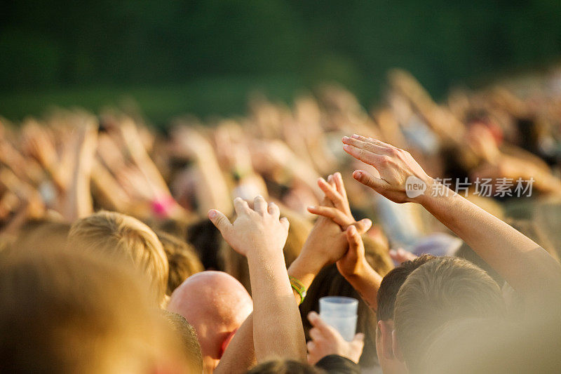 在摇滚音乐会上举起手来