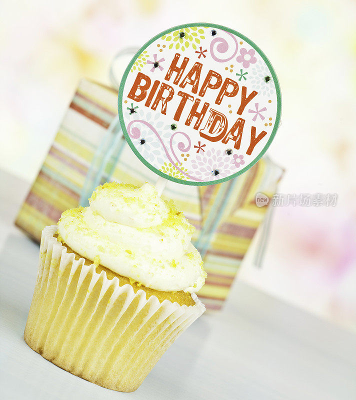 生日快乐，纸杯蛋糕和礼物