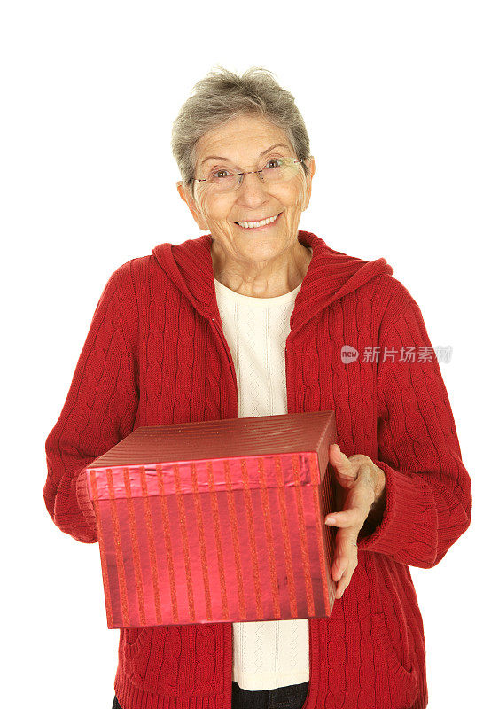 快乐的年长妇女拿着红色的圣诞礼物在白色的背景