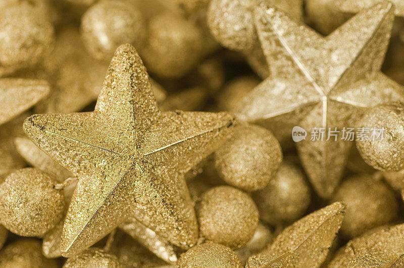 金色的圣诞星星和珠子