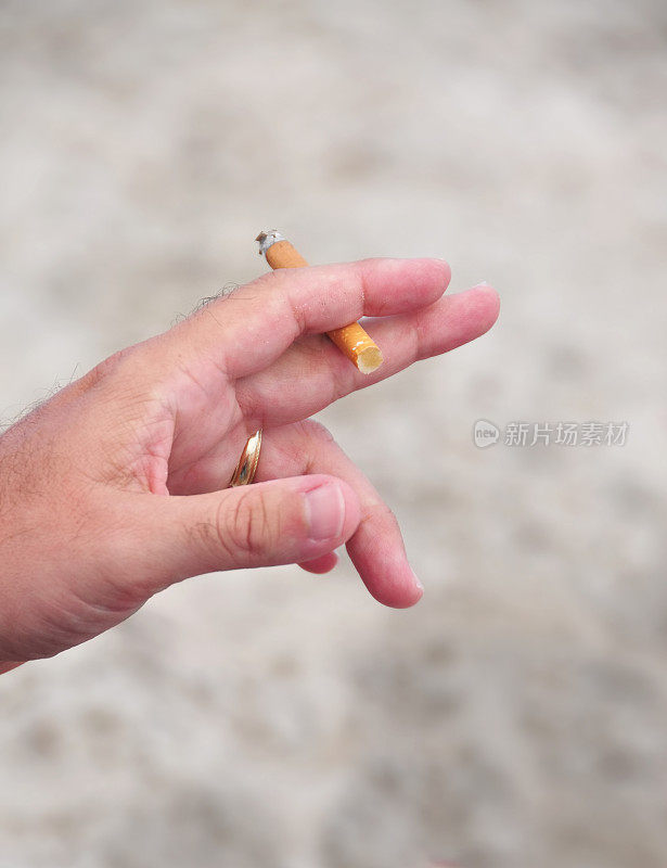 吸烟者的手拿着香烟