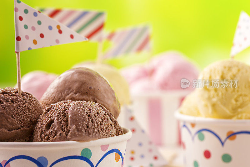 纸杯香草、巧克力和草莓冰淇淋