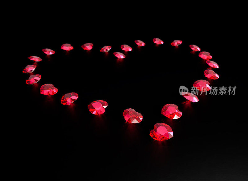 心形的红宝石形成一颗心。