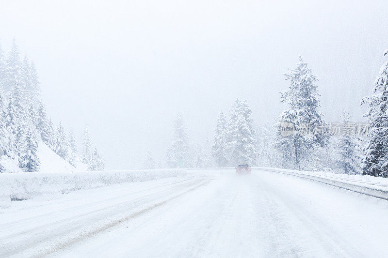 冬季暴风雪暴风雪蒙大拿高速公路山口I-90