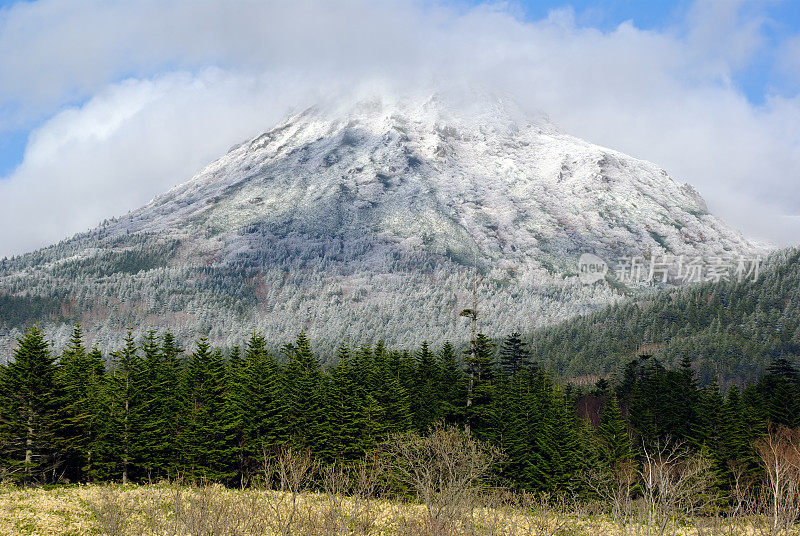 火山下雪