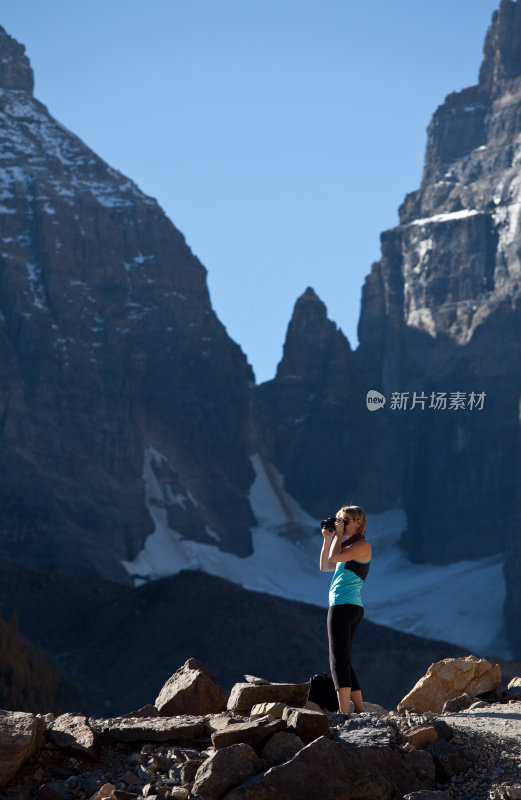 一个女人在爬山时拍照