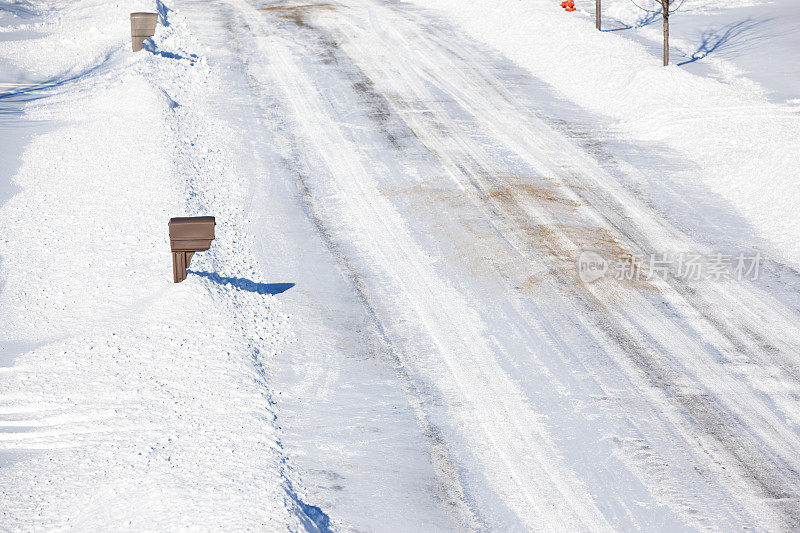 社区街道上的新铲雪和沙子