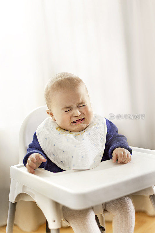 宝宝吃东西时会哭
