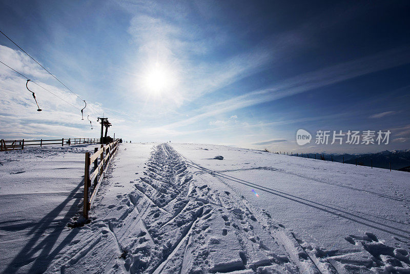 雪山景观在冬天的一天。