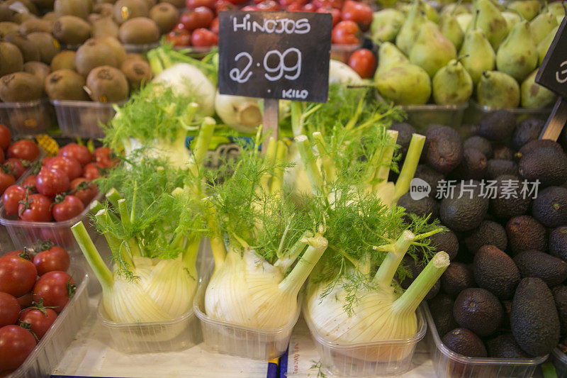 西班牙巴塞罗那boqueria市场的新鲜茴香蔬菜
