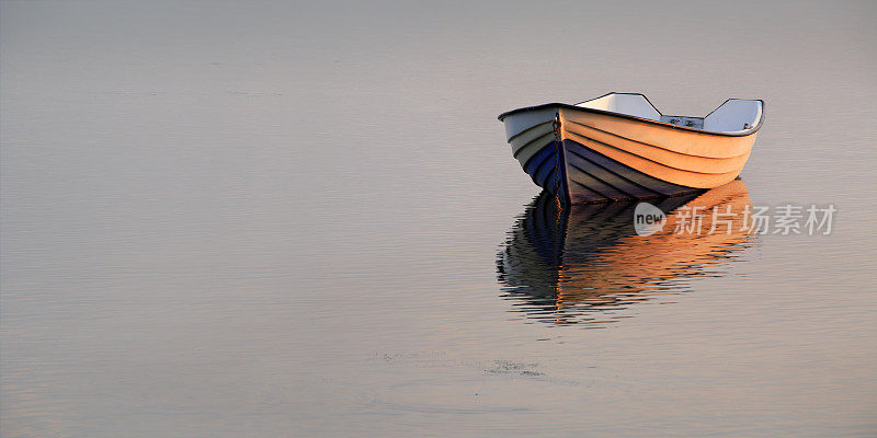 日落时湖上的小船