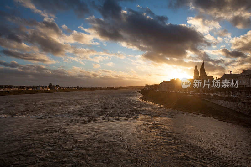 布卢瓦河上的日落，法国