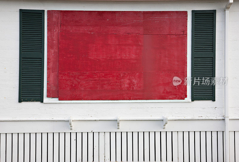 红色木板窗，绿色百叶窗，白色